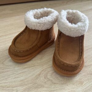Cozy GAP Suede Baby Boots size 4